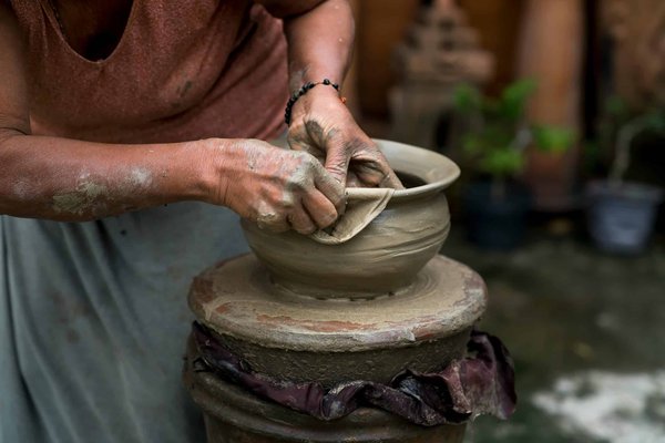 Où participer à des ateliers de poterie traditionnelle dans les villages de Provence, France ?