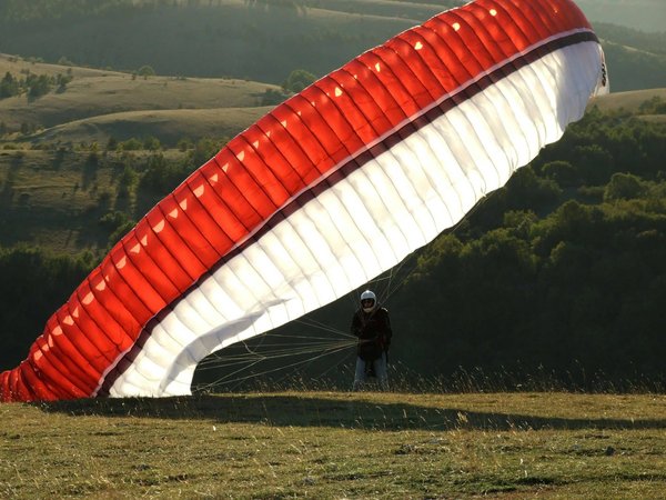 Quels sont les meilleurs spots pour une aventure en parapente dans la vallée de Lauterbrunnen, Suisse?